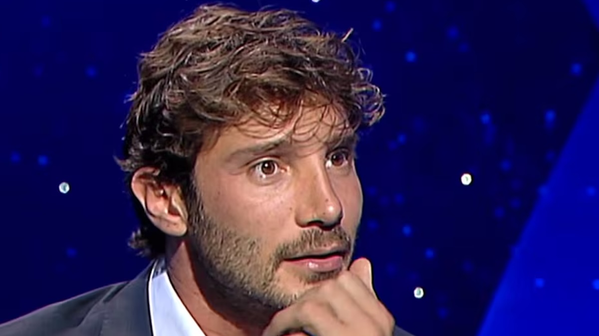 https://wips.plug.it/cips/libero.it/magazine/cms/2026/08/sanremo-2027-stefano-de-martino-maria-de-filippi-palco-ariston.jpg