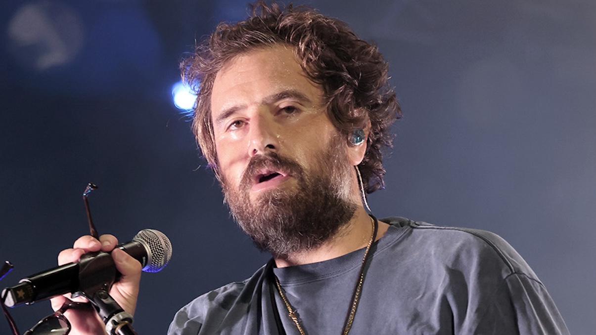 https://wips.plug.it/cips/libero.it/magazine/cms/2026/08/tommaso-paradiso.jpg