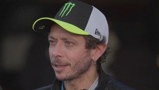 Valentino Rossi omaggia One Piece travestendosi da Trafalgar Law
