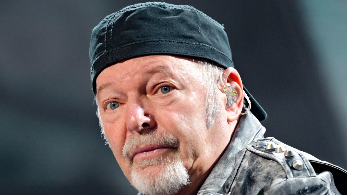 https://wips.plug.it/cips/libero.it/magazine/cms/2026/08/vasco_rossi_replica_accuse_fan_paternita_canzoni.jpeg