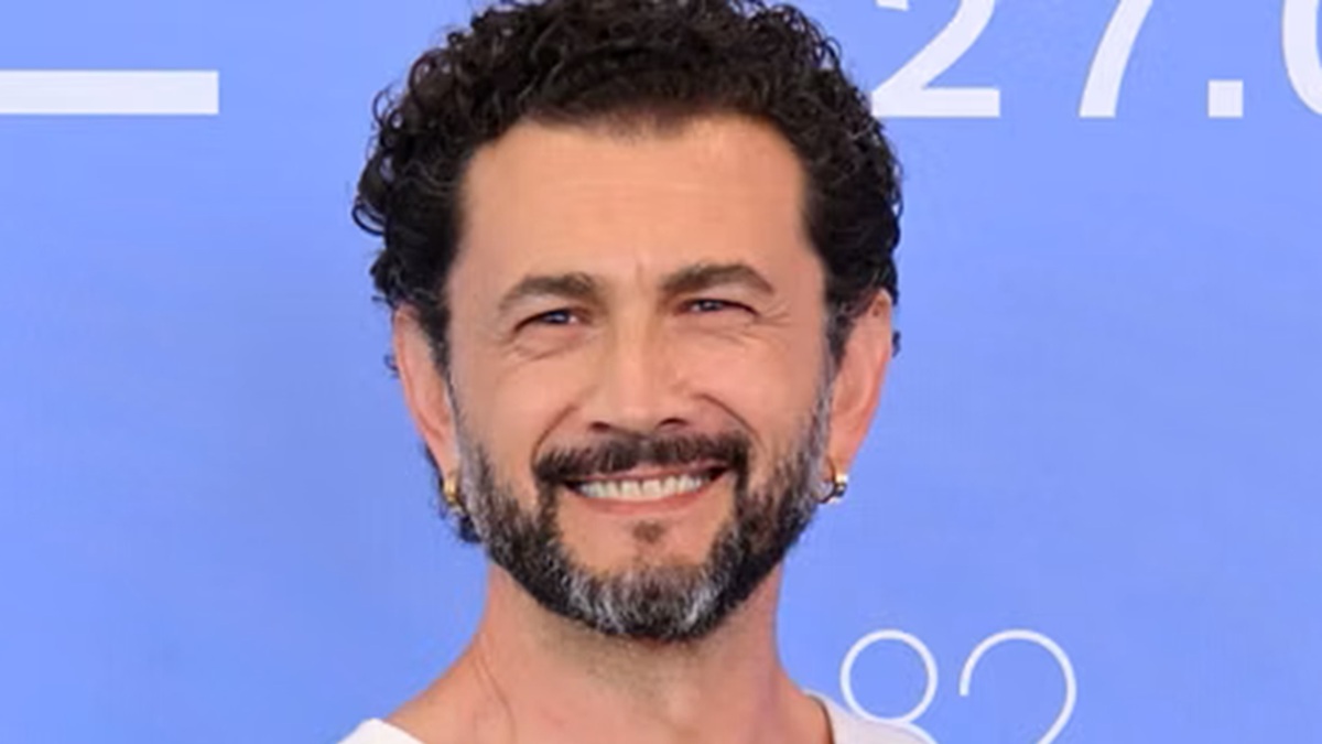 https://wips.plug.it/cips/libero.it/magazine/cms/2026/08/vinicio-marchioni-attore-tumore-ossa-teatro-cinema.jpg