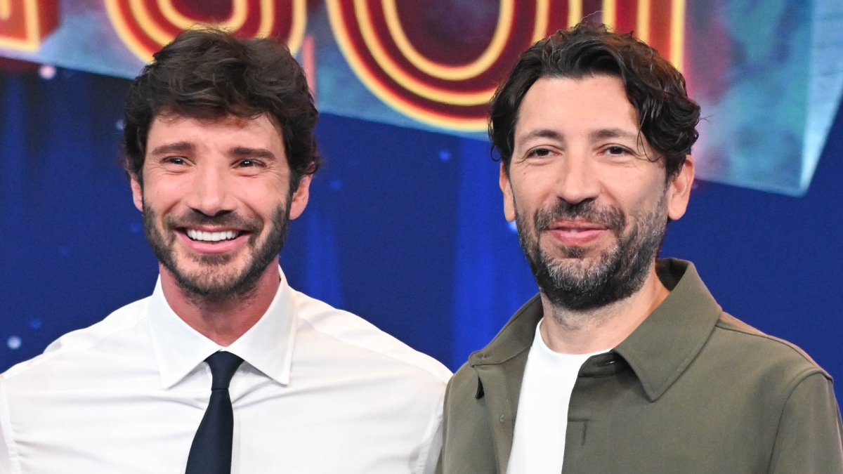 Affari Tuoi, la frecciata di Herbert Ballerina fa esplodere il web: "Non lancia frecce ma l'intero arco". Stefano De Martino reagisce così