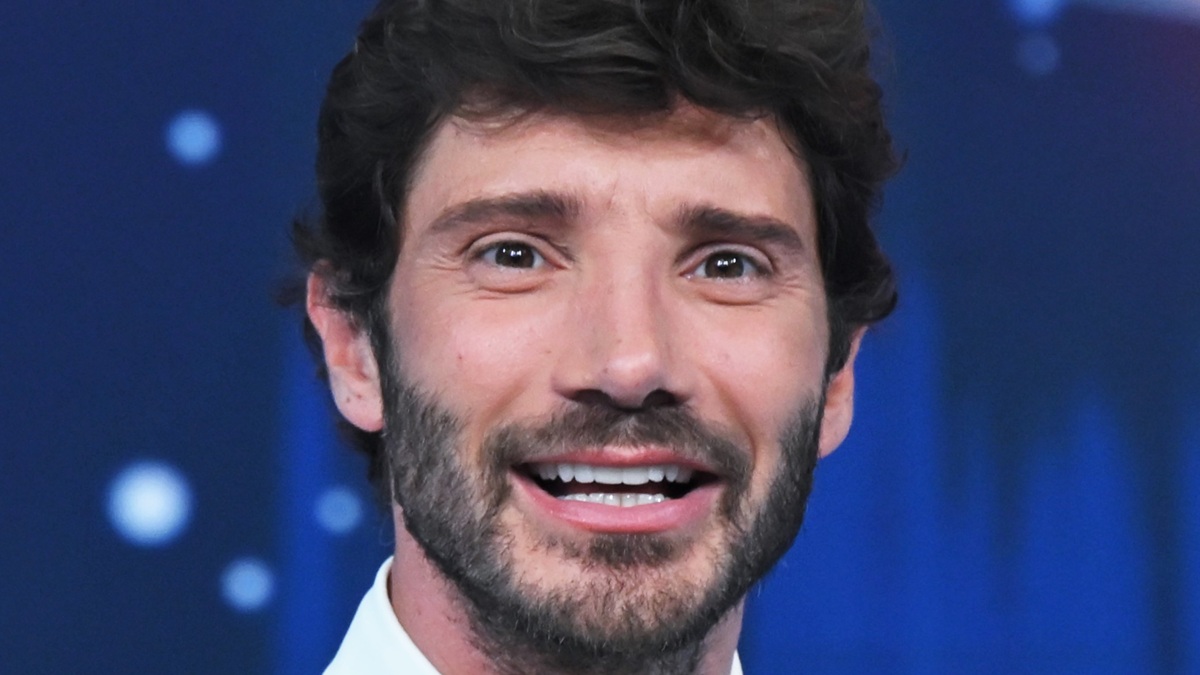 Affari Tuoi, cancellata la puntata di stasera e De Martino verso una pioggia di stop: la decisione della Rai