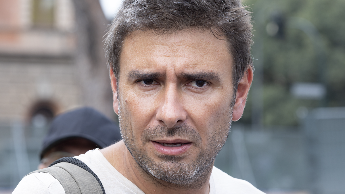 https://wips.plug.it/cips/libero.it/magazine/cms/2026/09/alessandro_di_battista_scheda.png