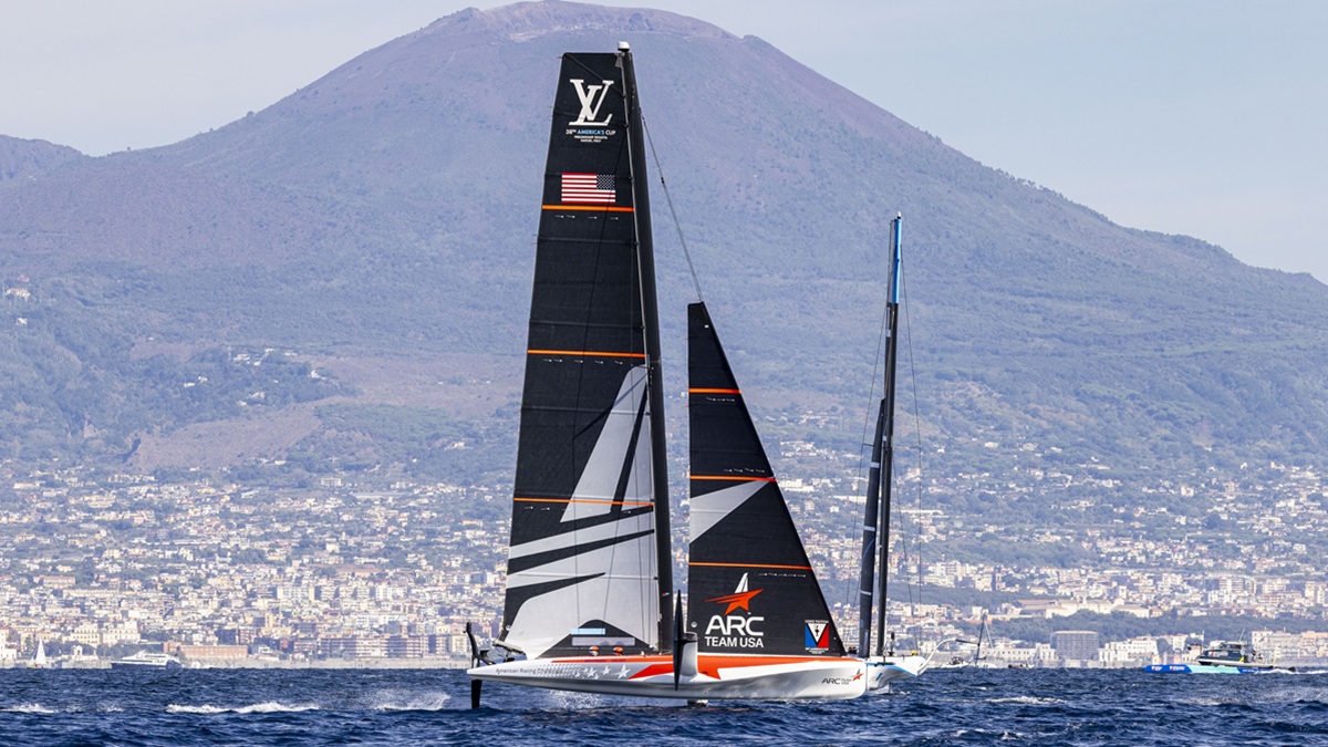 America's Cup oggi gratis in TV (con Luna Rossa): dove vedere in diretta e in chiaro le regate di Napoli
