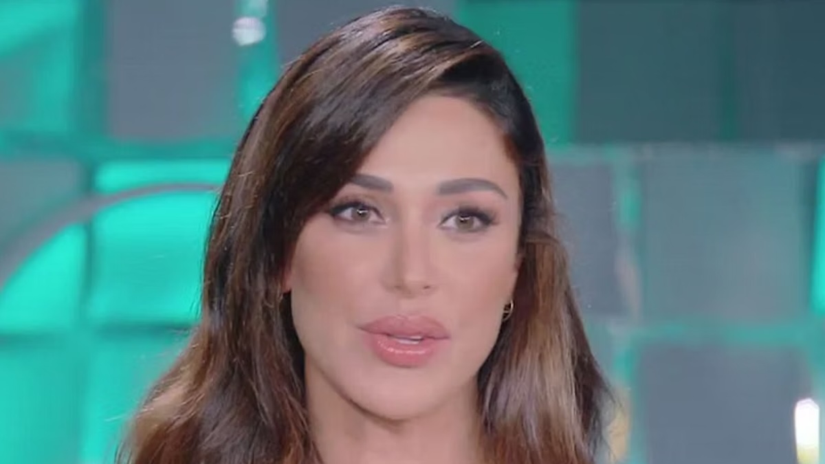 Belen Rodriguez, gelo con Gaetano Fidanzati: “Chi sparisce, perde spazio”. Poi il gesto nei confronti di Stefano De Martino