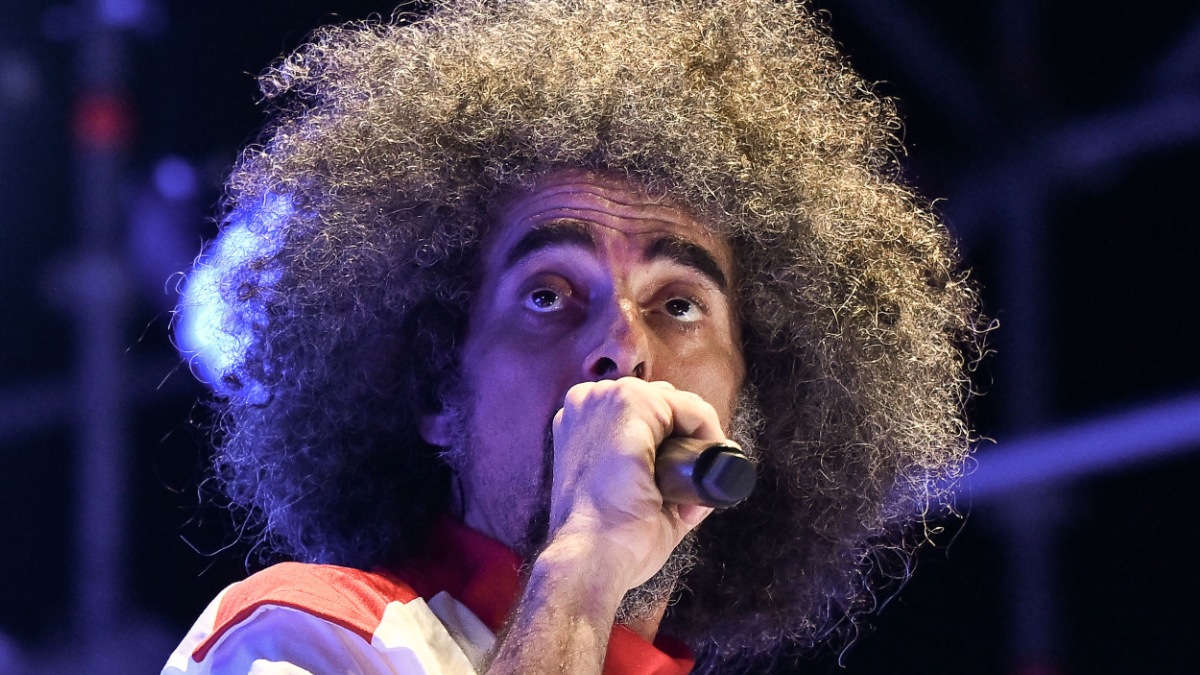 https://wips.plug.it/cips/libero.it/magazine/cms/2026/09/caparezza_malattia_saluta_concerto.jpeg
