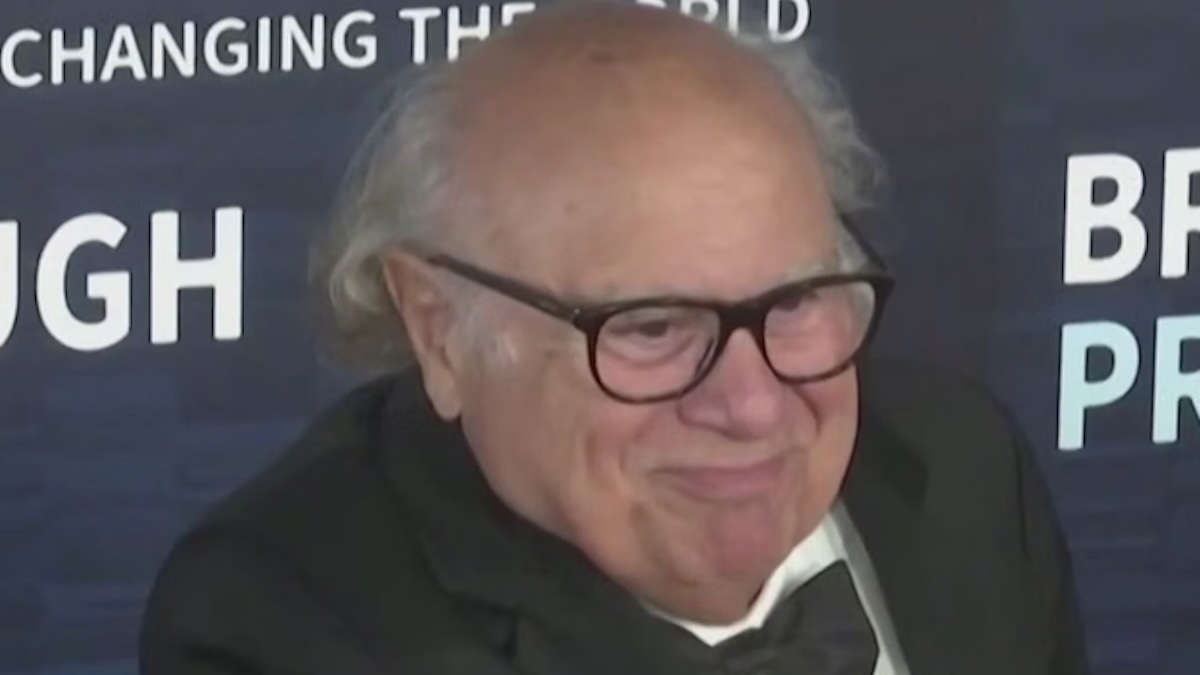 https://wips.plug.it/cips/libero.it/magazine/cms/2026/09/danny-devito-taxi-serie-feste-cocaina-michael-jackson.jpg