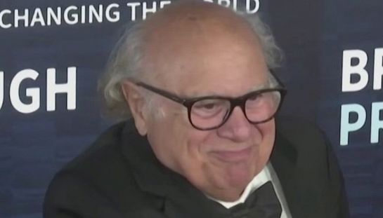 Danny DeVito racconta le notti folli dopo la serie Taxi