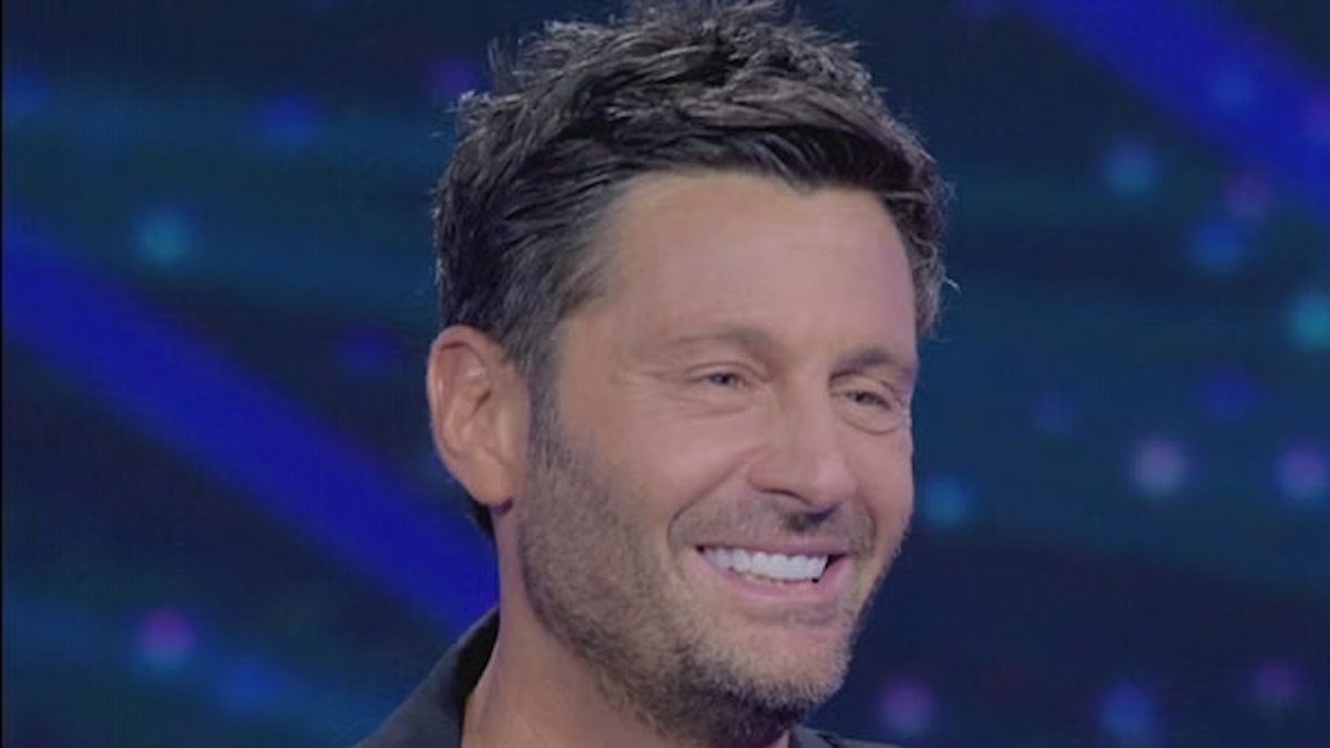 Filippo Bisciglia avverte: “Cambierete idea su 2-3 coppie”. Cosa succederà a Temptation Island (e tira in ballo Maria De Filippi)
