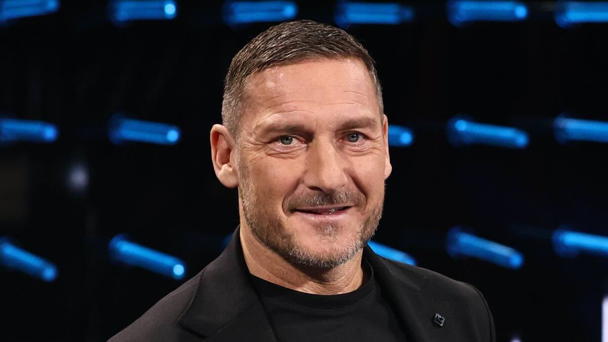 https://wips.plug.it/cips/libero.it/magazine/cms/2026/09/francesco-totti-20260927-libero-it.jpeg