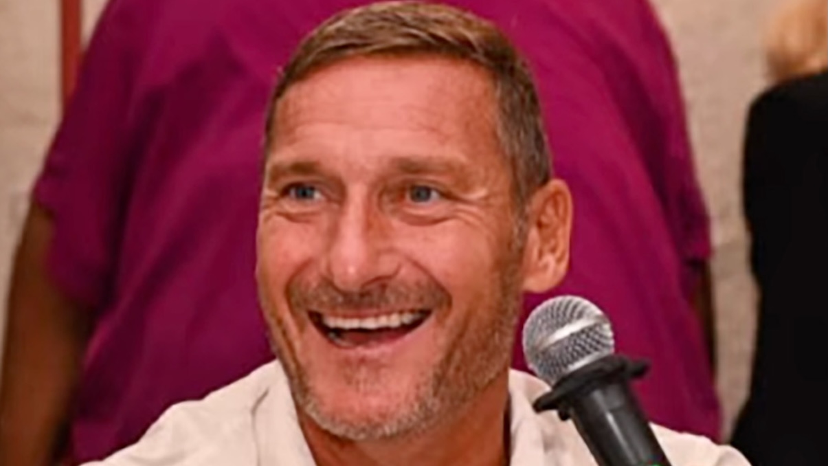 https://wips.plug.it/cips/libero.it/magazine/cms/2026/09/francesco-totti.jpg