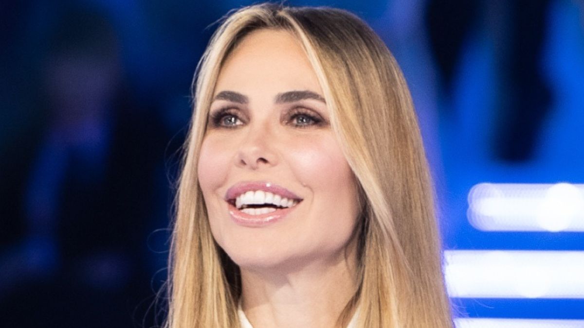 Grande Fratello Vip, Ilary Blasi si prende la prima puntata. La frecciata a Totti manda i social in delirio: "Vedi cosa vuoi fare"