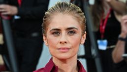 Greta Scarano, il volto segnato di rosso a Venezia 2026: “Non possiamo più tollerare”. Il gesto per tutte donne