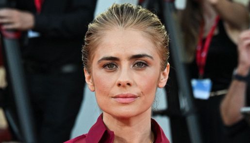 Greta Scarano, il volto segnato di rosso a Venezia 2026: “Non possiamo più tollerare”. Il gesto per tutte donne