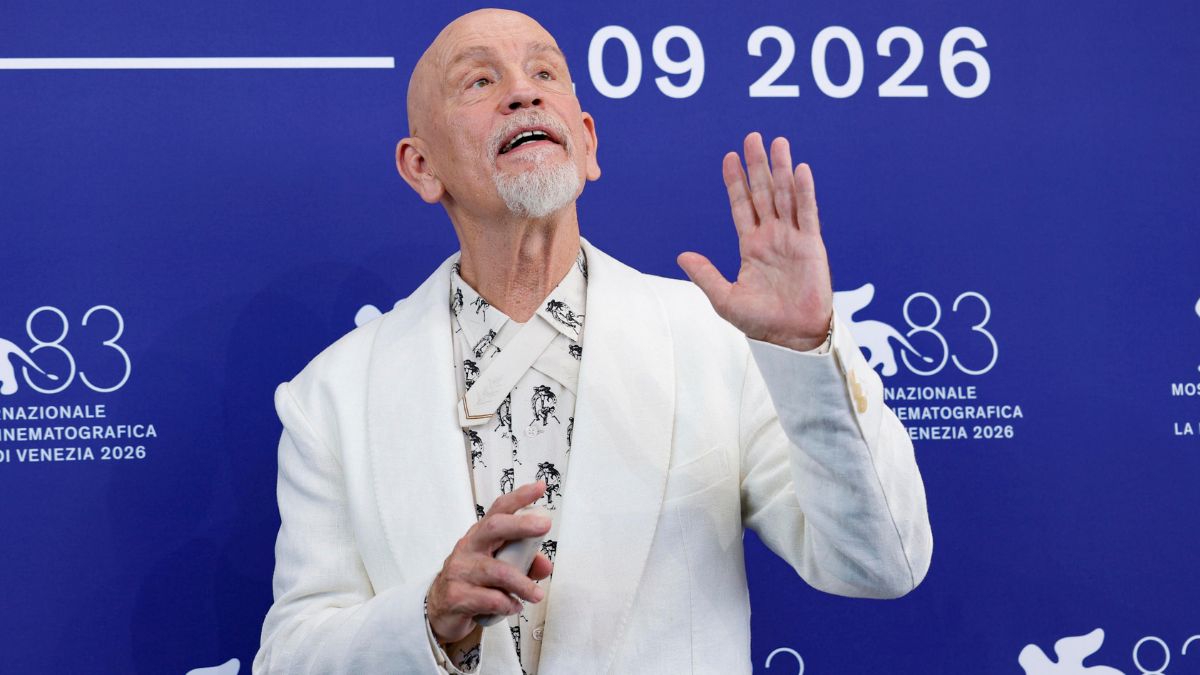 https://wips.plug.it/cips/libero.it/magazine/cms/2026/09/john-malkovich-venezia-mostra-cinema-pensione-oscar-wild-horse-nine.jpg