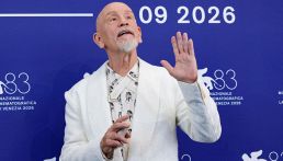 Venezia 83, John Malkovich non vuole proprio saperne di allontanarsi dai riflettori: ecco come ha lasciato senza parole tutto il Lido