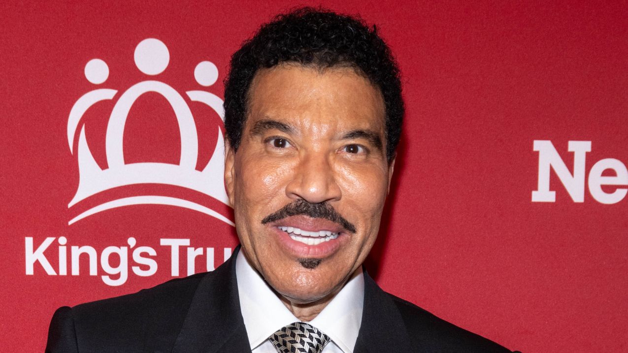 https://wips.plug.it/cips/libero.it/magazine/cms/2026/09/lionel-richie-operato-cuore.jpg