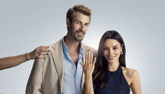 Cosa sono i Microdrama? Le serie TV in 'verticale' da guardare sul cellulare: come vederle gratis su Mediaset Infinity