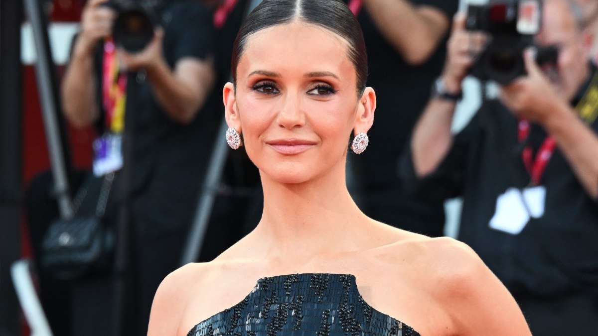 https://wips.plug.it/cips/libero.it/magazine/cms/2026/09/nina-dobrev-venezia-83-polemiche-red-carpet-costretta-ad-allontanarsi.jpg