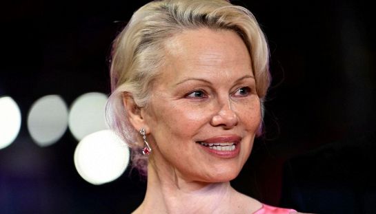 "Non sono una vittima, sono una vincitrice", Pamela Anderson parla della malattia all'amfAR Venenzia