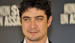Venezia 2026, Riccardo Scamarcio parla del film I Figli della Scimmia e l'incontro con Andrea Aggio