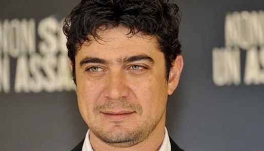 Venezia 2026, Riccardo Scamarcio parla del film I Figli della Scimmia e l'incontro con Andrea Aggio