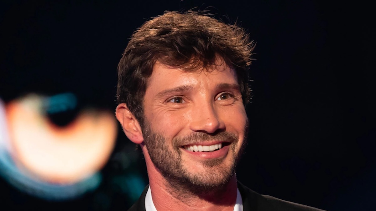 Sanremo 2027, De Martino ha già tre big certi, ma ora vuole il colpaccio: l'indiscrezione bomba
