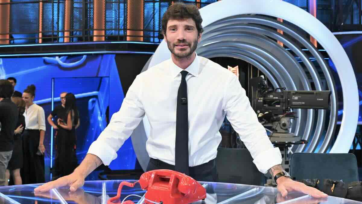 https://wips.plug.it/cips/libero.it/magazine/cms/2026/09/stefano-de-martino-20260906-libero-it.jpeg