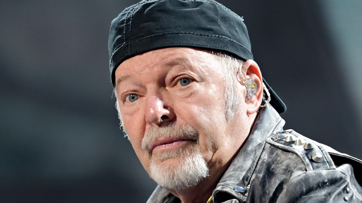 https://wips.plug.it/cips/libero.it/magazine/cms/2026/09/vasco_rossi_post_intervento.png