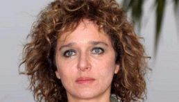 Venezia 2026, Valeria Golino si commuove alla conferenza stampa del film Nessun Dolore, di Gianni Amelio