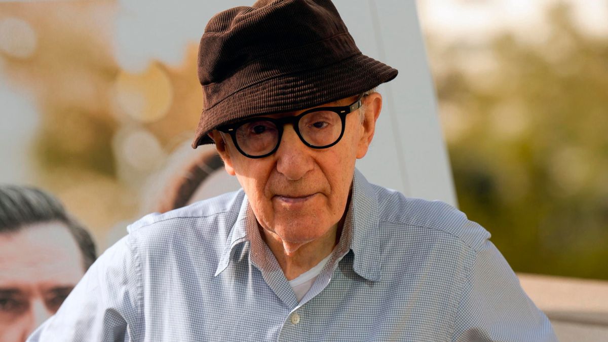 https://wips.plug.it/cips/libero.it/magazine/cms/2026/09/woody-allen-90-anni-film-51-eta-wasp-2026-titolo-trama-cast-madrid.jpg
