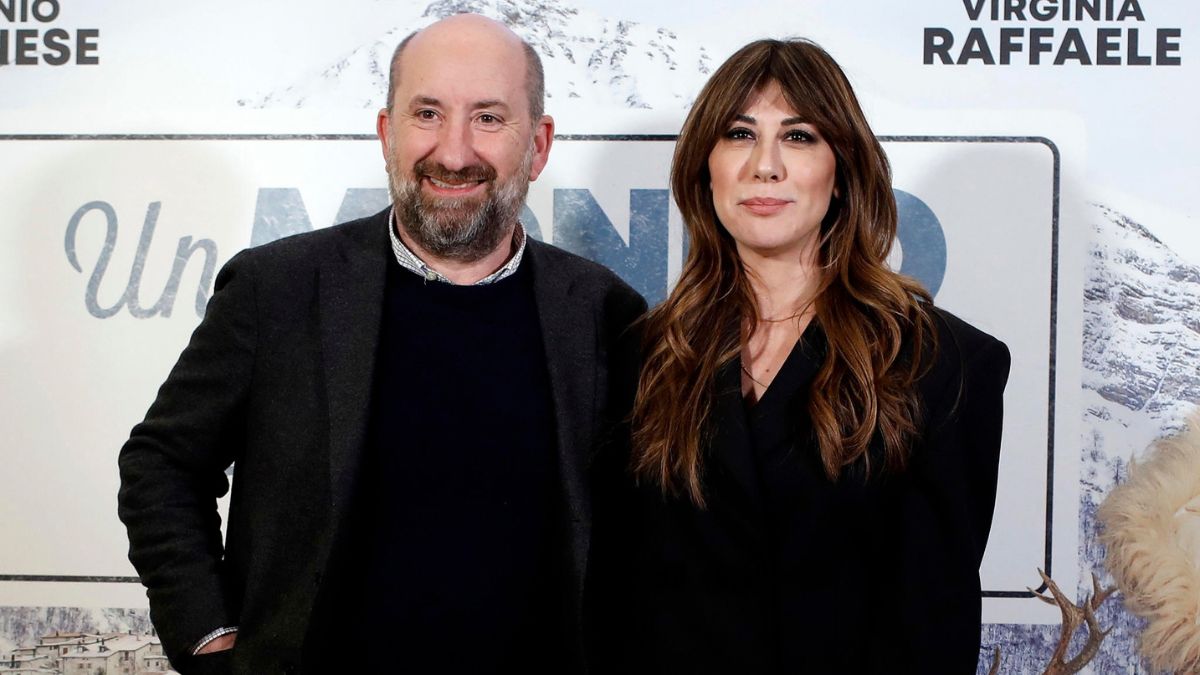 https://wips.plug.it/cips/libero.it/magazine/cms/2026/10/antonio-albanese-virginia-raffaele-nuovo-film-riccardo-milani-salute-quando-esce.jpg