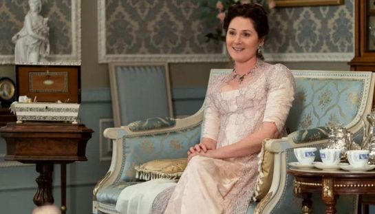 Bridgerton, la serie spin-off sulla giovane Lady Violet: fan in delirio per l'annuncio di Netflix