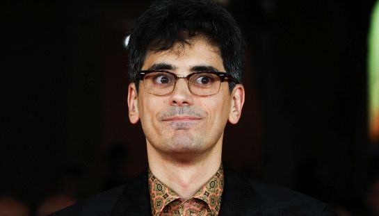 Valerio Lundini debutta al cinema con Cambogia: i due mondi che riscrivono la realtà che ci circonda