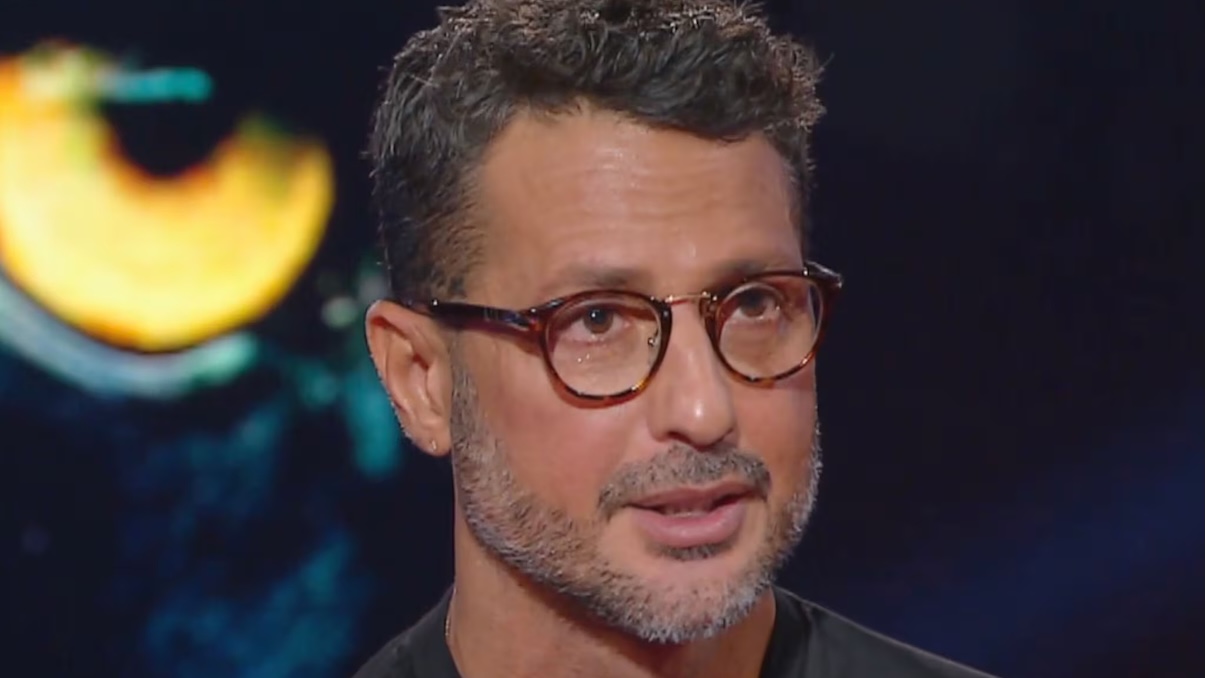 Fabrizio Corona, tensione con una giornalista al Matera Fiction Festival, le urla dal palco: "Falsissimo è meglio di Report"