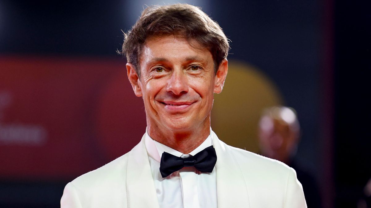 https://wips.plug.it/cips/libero.it/magazine/cms/2026/10/giorgio-pasotti-sotto-a-chi-tocca-film-cinema-quando-esce-trama-cast.jpg