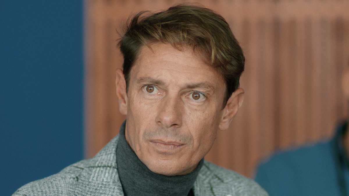 https://wips.plug.it/cips/libero.it/magazine/cms/2026/10/giorgio-pasotti-sotto-a-chi-tocca-film.jpg