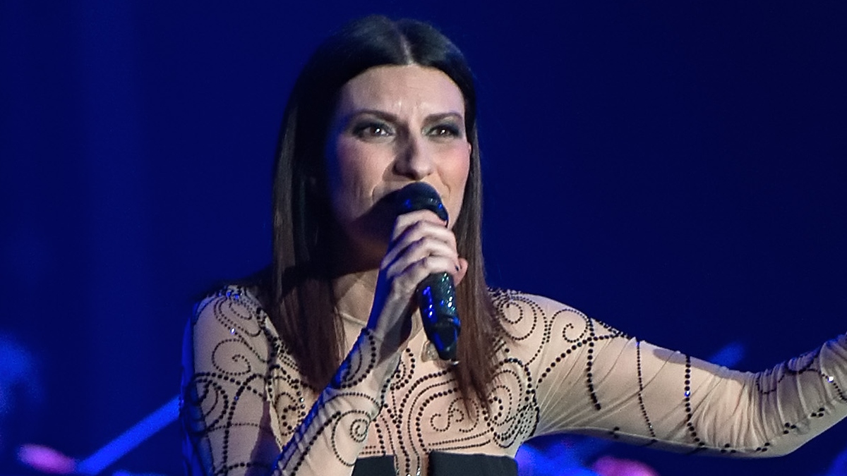 https://wips.plug.it/cips/libero.it/magazine/cms/2026/10/laura_pausini_concerto_milano_focaccia.jpg