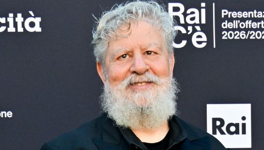Lello Arena: “Scomode è una risposta a chi dice che i giovani non vogliono fare niente e non sono capaci. I ragazzi lontani dalla tv generalista? Hanno ragione”. Poi svela: “Pronte altre 2 stagioni”