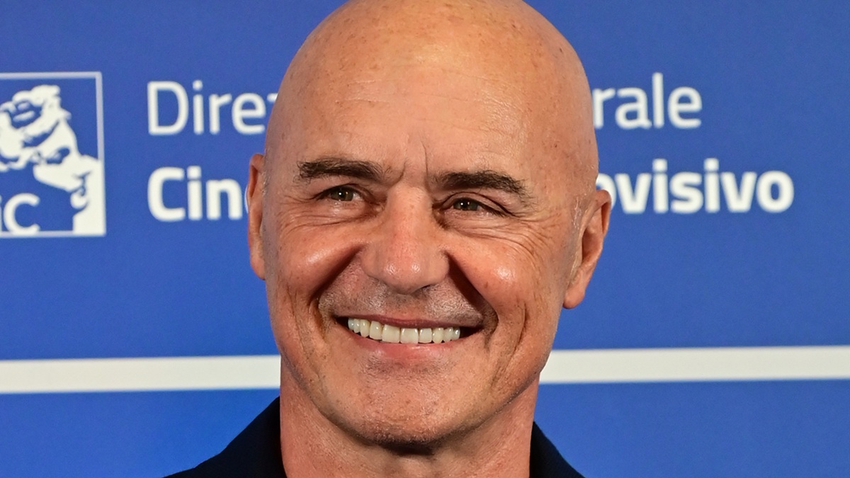 https://wips.plug.it/cips/libero.it/magazine/cms/2026/10/luca-zingaretti-montalbano.jpg