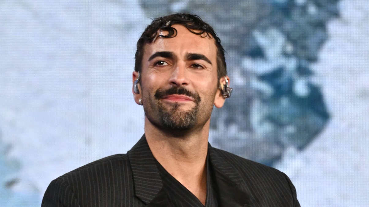 https://wips.plug.it/cips/libero.it/magazine/cms/2026/10/marco-mengoni.jpg