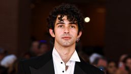Massimiliano Caiazzo, dopo Mare Fuori il ruolo più discusso: “Mi ci sono buttato al 100%, senza farmi sconti, e questo mi fa stare sereno con me stesso”