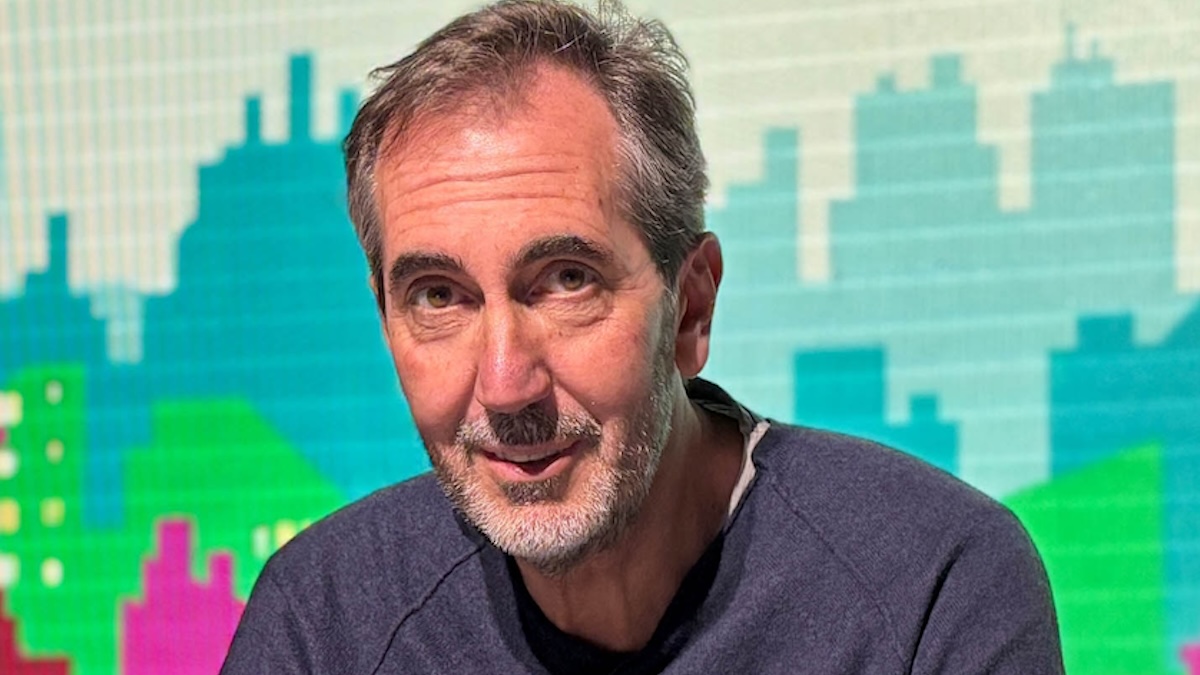 https://wips.plug.it/cips/libero.it/magazine/cms/2026/10/paolo-calabresi-nicolas-cage-john-turturro-armani-moglie-complice.jpg