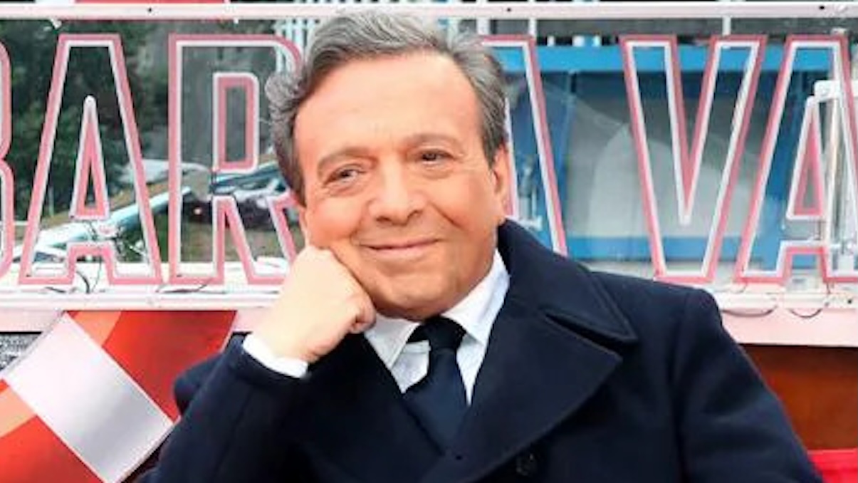 Piero Chiambretti sotto choc, irruzione della polizia durante Fin che la barca va: "Ci stanno per arrestare"