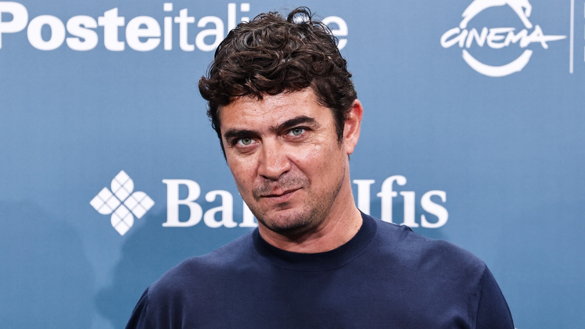 https://wips.plug.it/cips/libero.it/magazine/cms/2026/10/riccardo-scamarcio-giorni-felici-film-nicchiarelli-festa-roma-conferenza-paura-controllo-amore.jpg