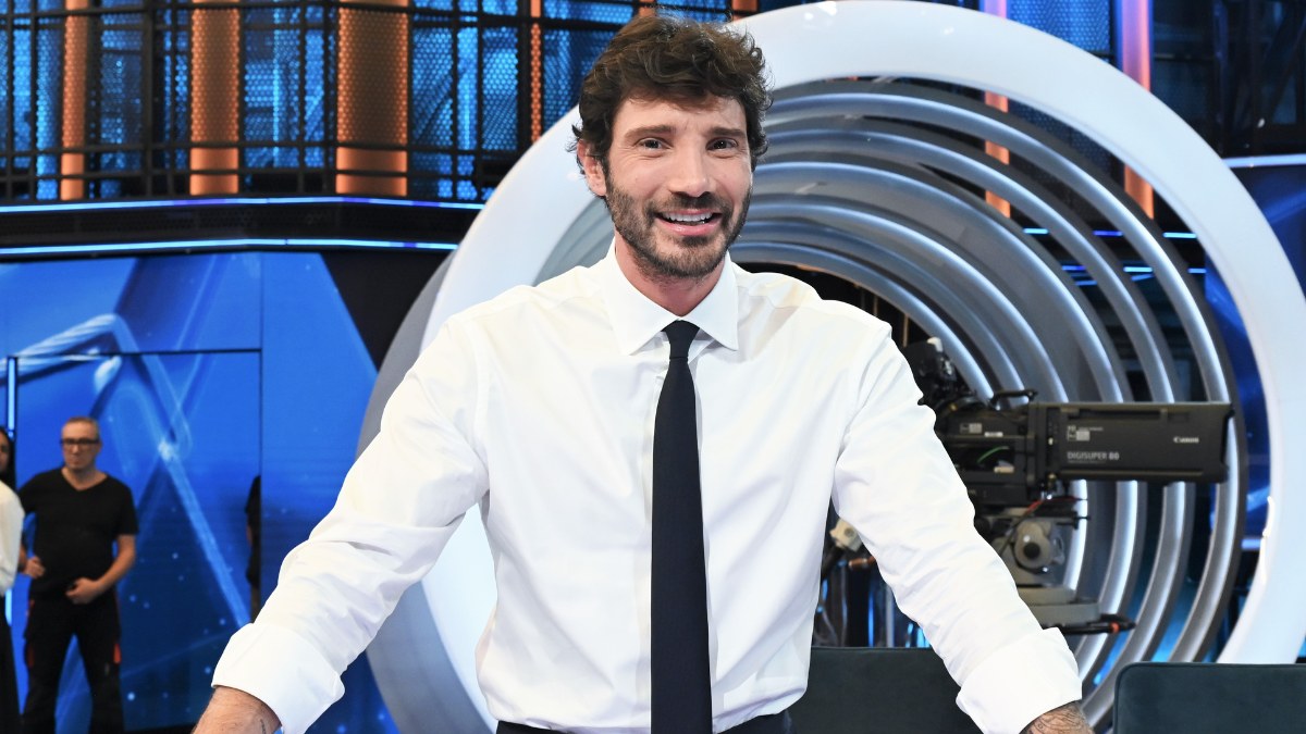 https://wips.plug.it/cips/libero.it/magazine/cms/2026/10/stefano-de-martino-09-10-2026.jpg