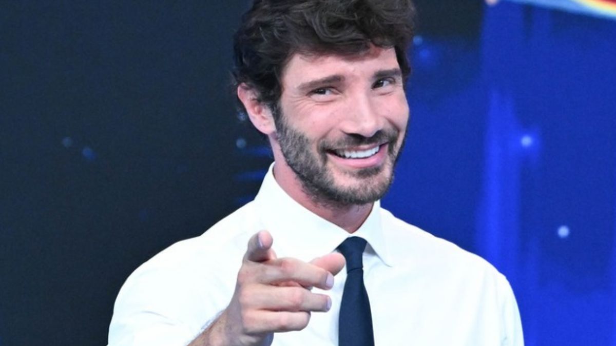 https://wips.plug.it/cips/libero.it/magazine/cms/2026/10/stefano-de-martino-46.jpg
