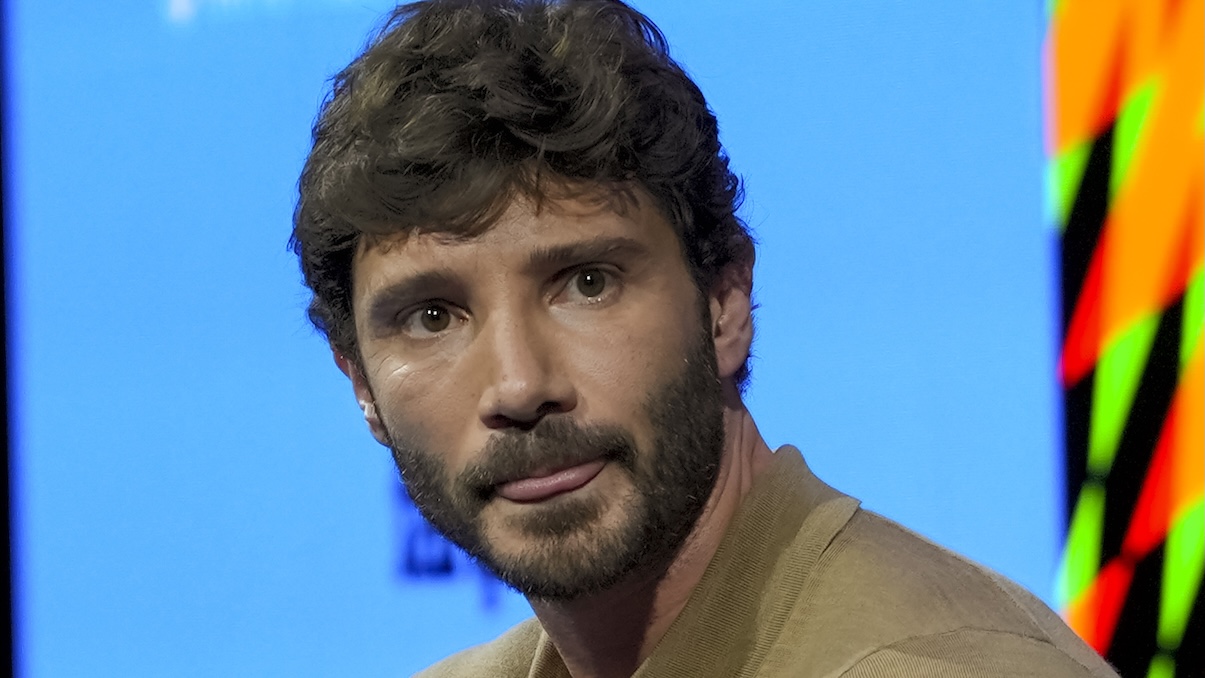 https://wips.plug.it/cips/libero.it/magazine/cms/2026/10/stefano-de-martino.jpg