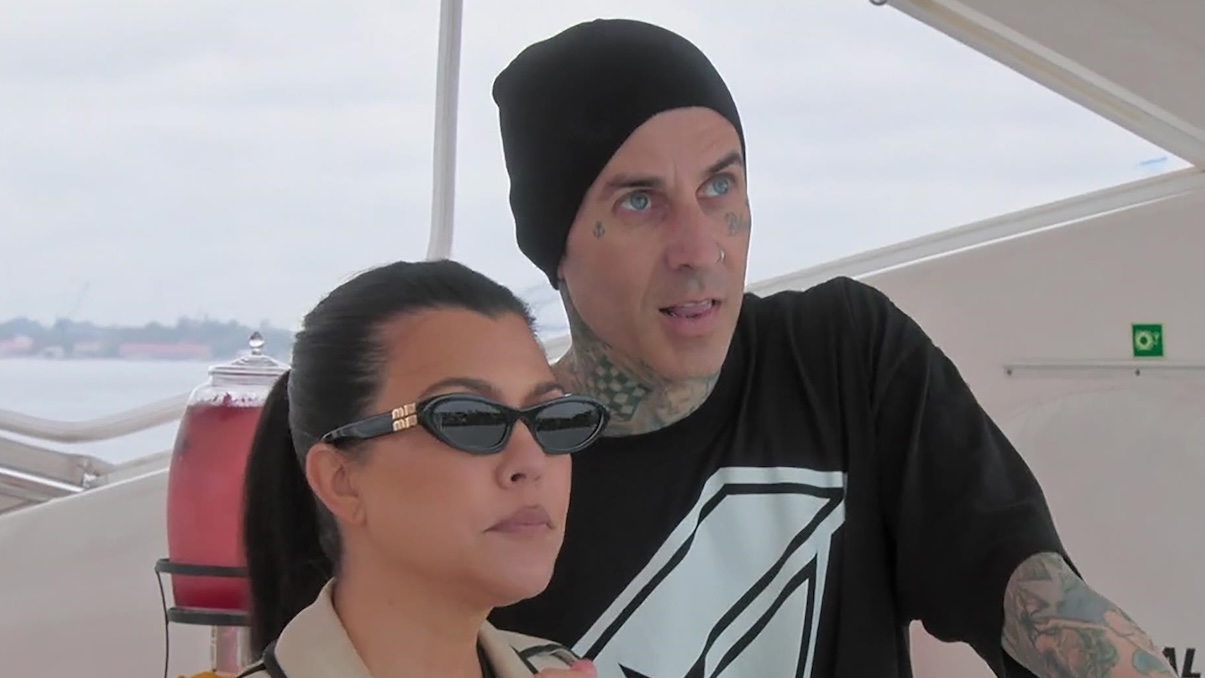 https://wips.plug.it/cips/libero.it/magazine/cms/2026/10/travis-barker-e-kourtney-kardashian.jpg
